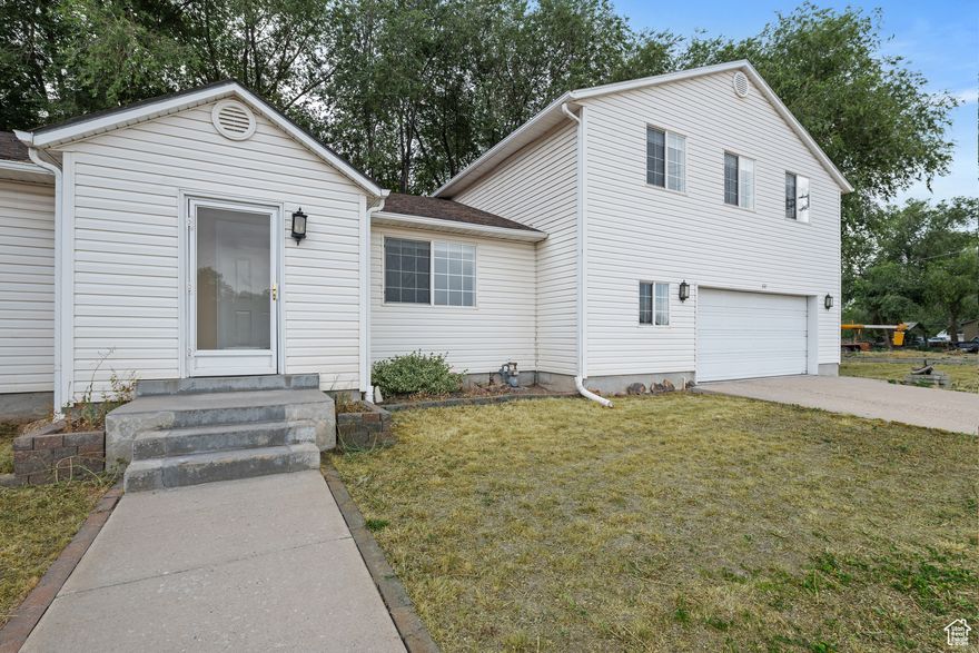 Wow! This home will not last long, this home comes with 2 kitchens and close to Schools and Easy Access to Amenities and Freeway. This 5 Bedroom 3 Bathroom , home sits in a quiet neighborhood.
