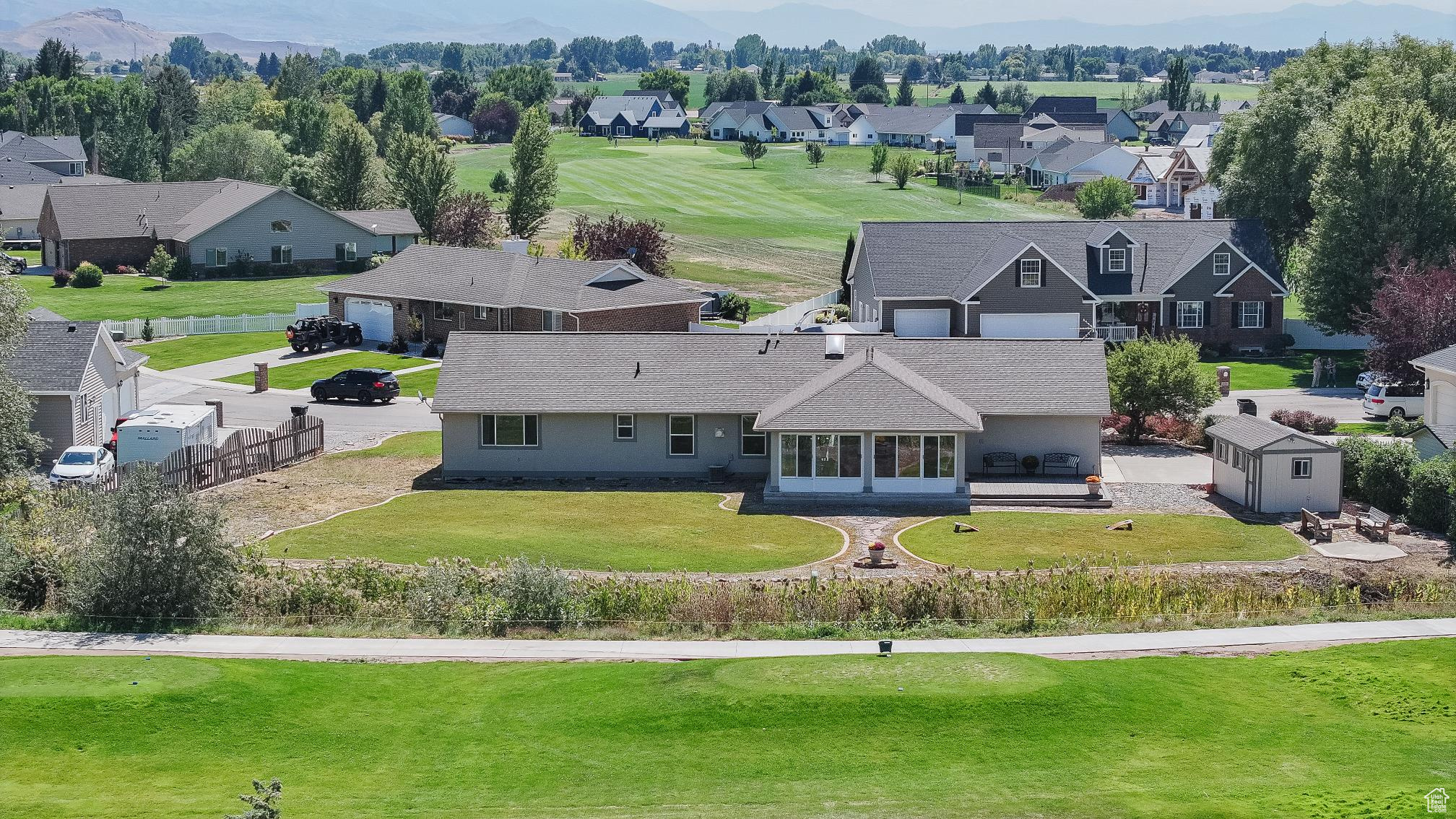COUNTRY CLUB ESTATES - Residential