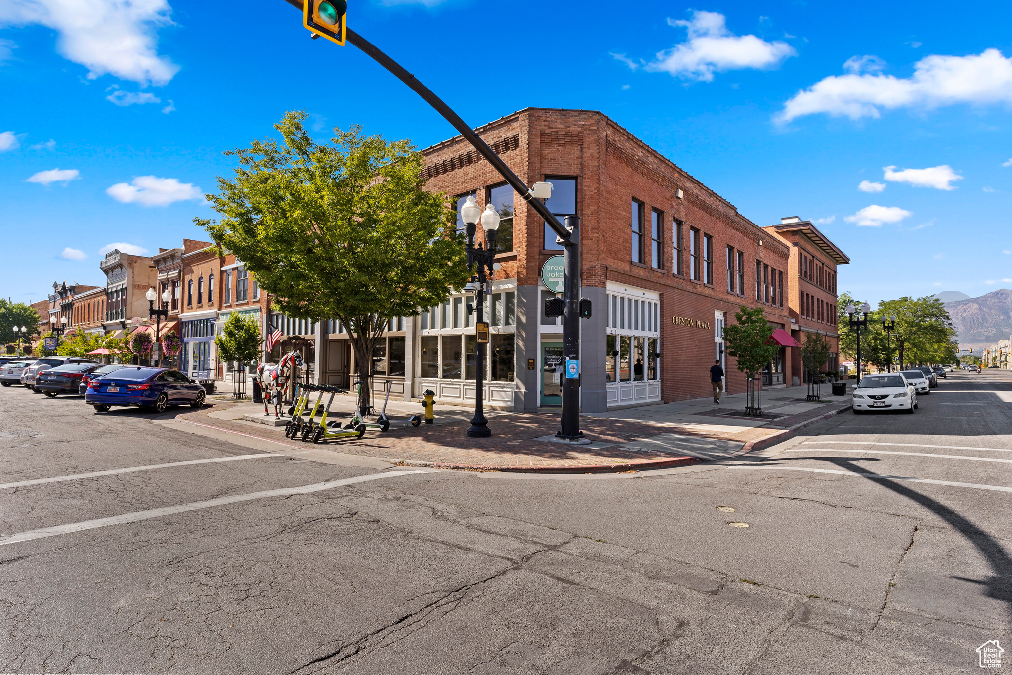 CRESTON PLAZA - Commercial Lease