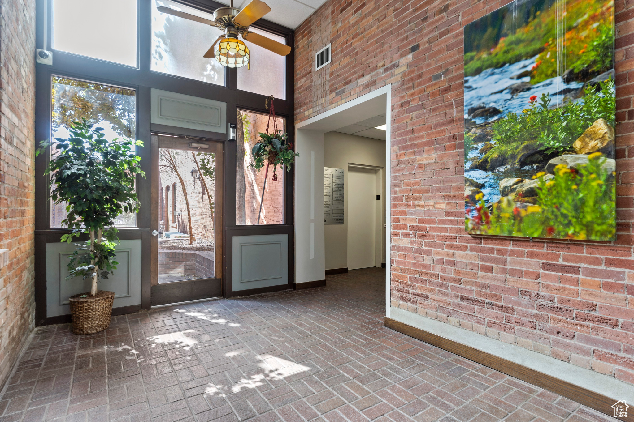 CRESTON PLAZA - Commercial Lease