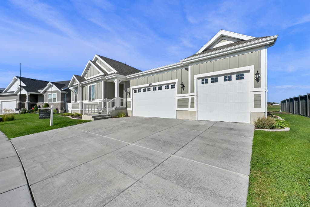 Photo of 2431 N HOODED CRANE CIR, Clinton, UT 84015 (MLS # 2175878)