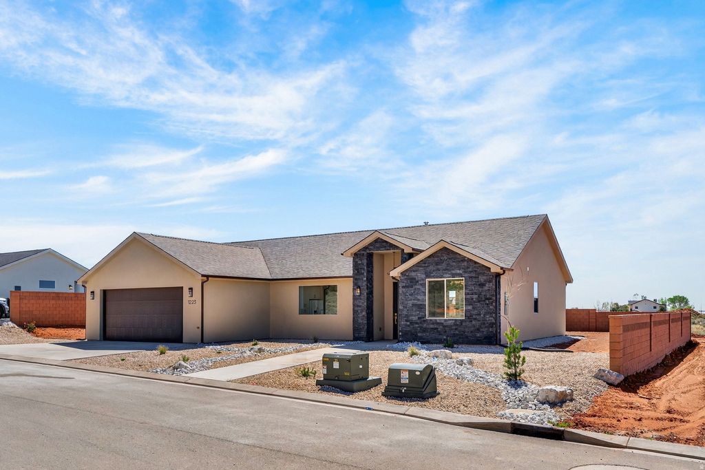 Photo of 1223 W KOKOPELLI ST, Hildale, UT 84784 (MLS # 2147094)