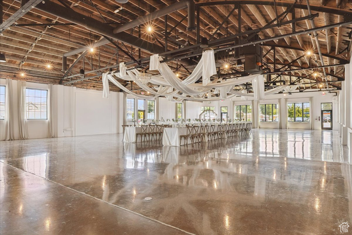 NORTH COLUMBIA - Commercial Sale