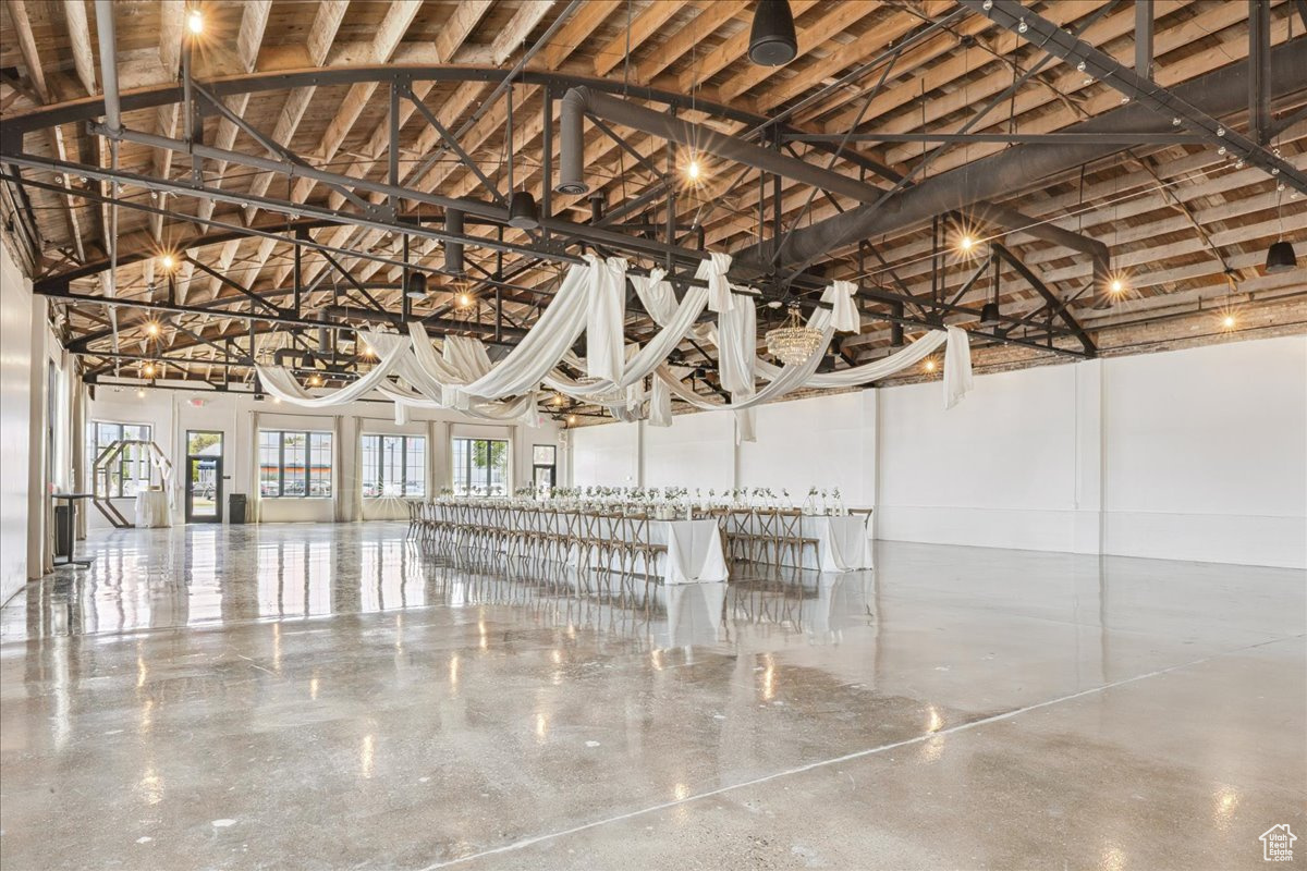 NORTH COLUMBIA - Commercial Sale