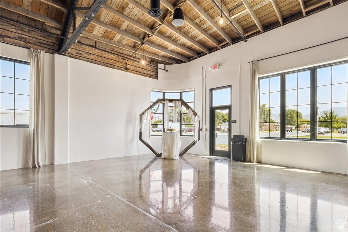 NORTH COLUMBIA - Commercial Sale