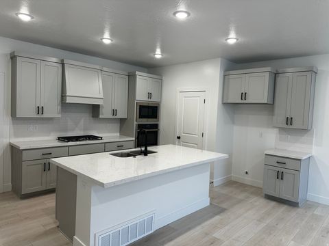 Tiny photo for 30 S MOONLIT RD, Mapleton, UT 84664 (MLS # 2128975)