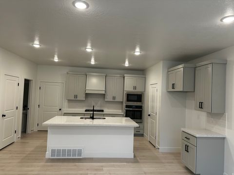 Tiny photo for 30 S MOONLIT RD, Mapleton, UT 84664 (MLS # 2128975)