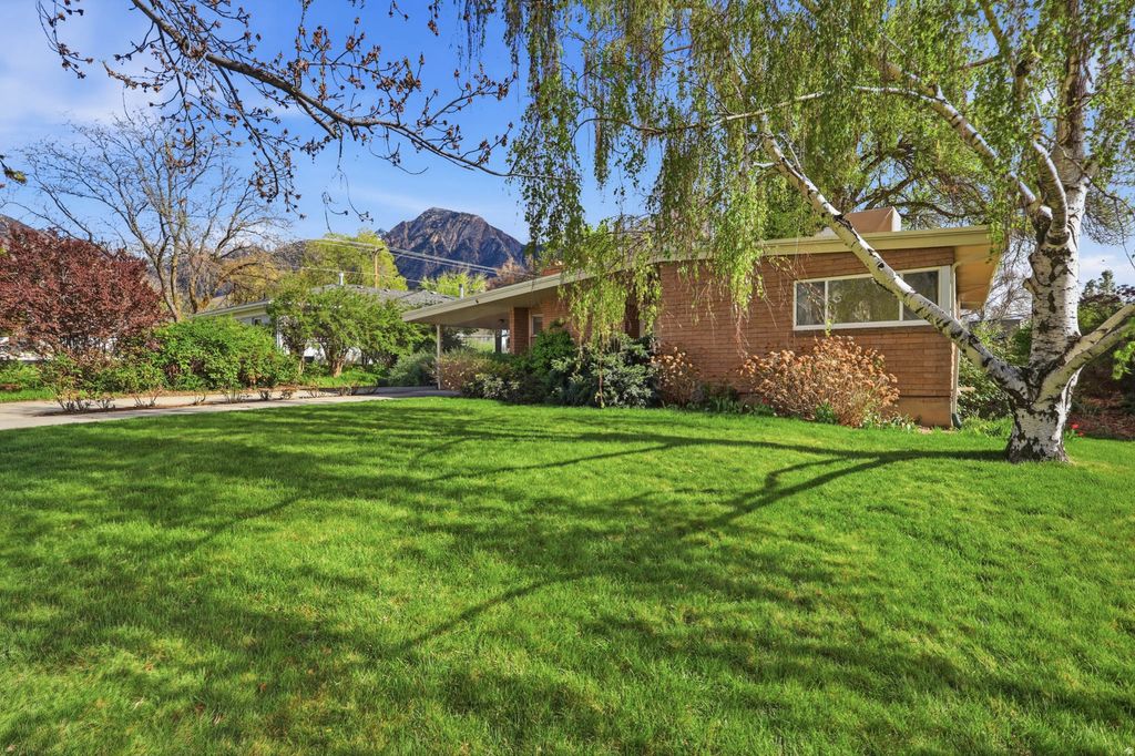 Photo of 2676 E CAPRICORN WAY, Salt Lake City, UT 84124 (MLS # 2147981)
