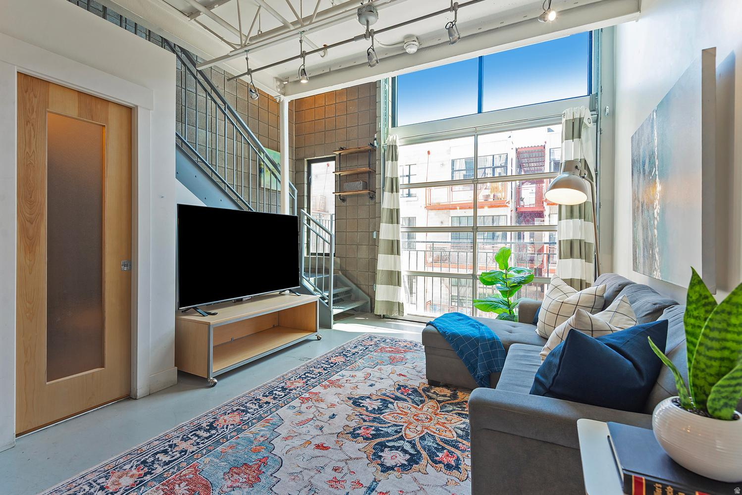 BROADWAY PARK LOFTS - Residential