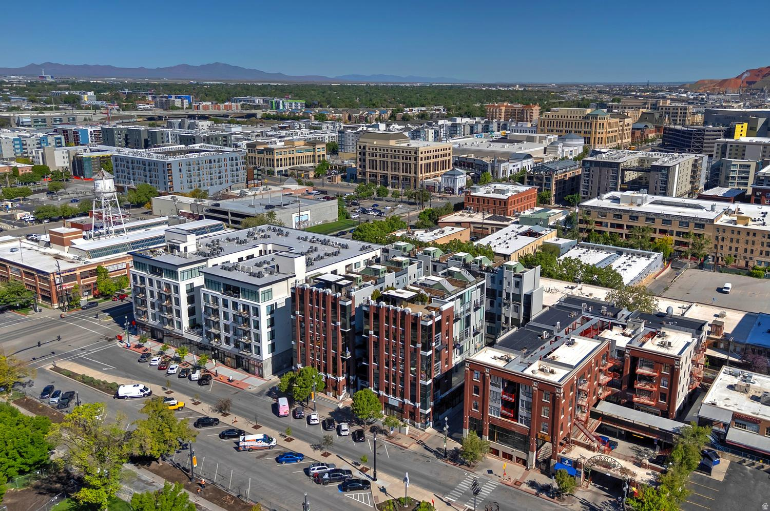 BROADWAY PARK LOFTS - Residential