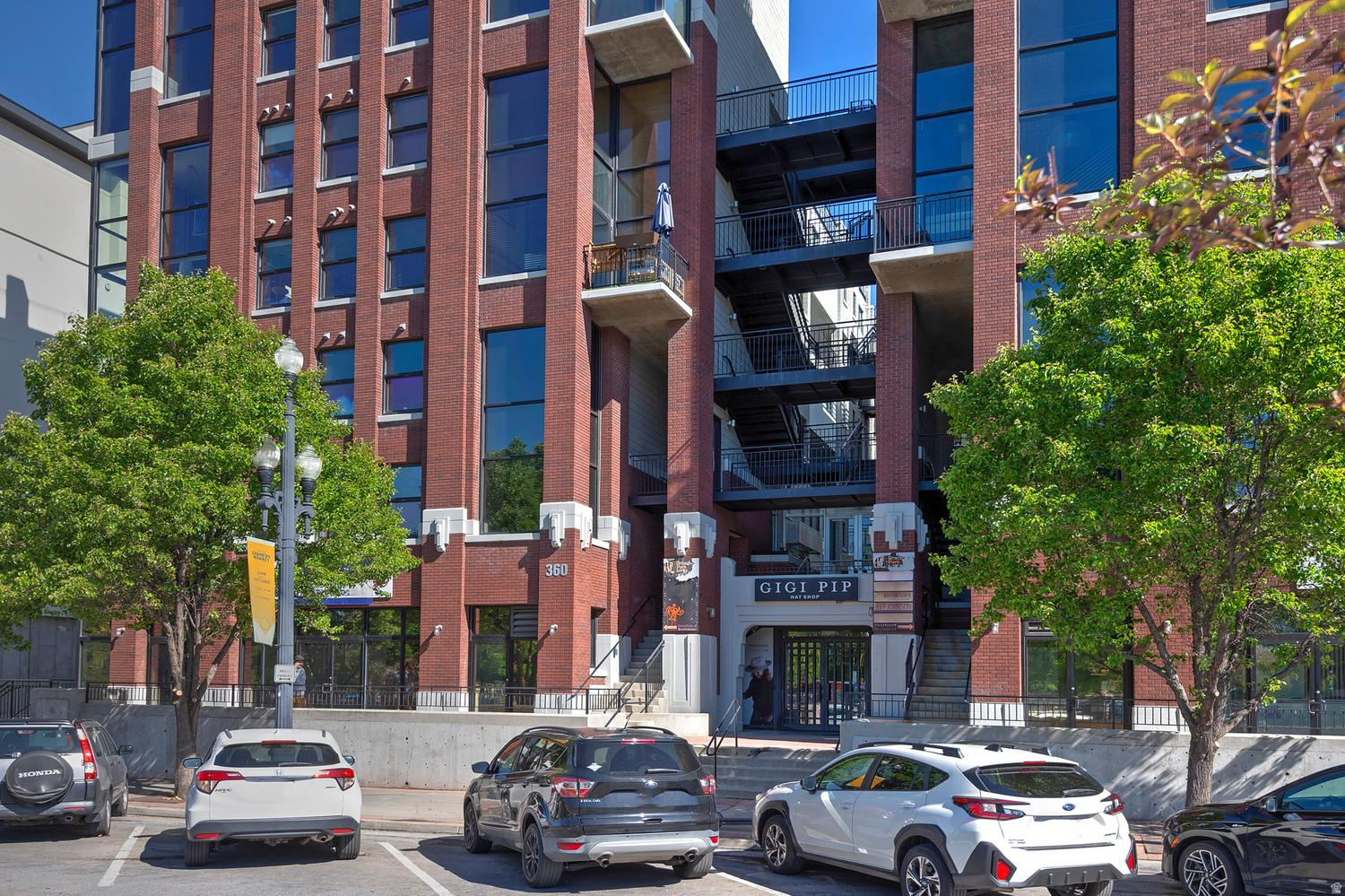 BROADWAY PARK LOFTS - Residential