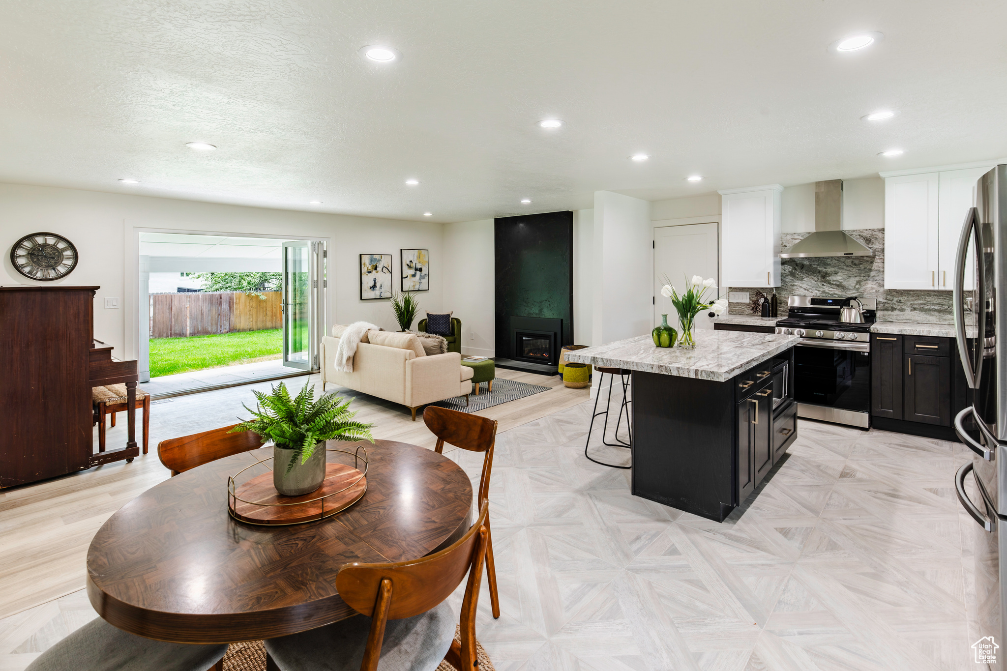 CROWN COLONY - Residential