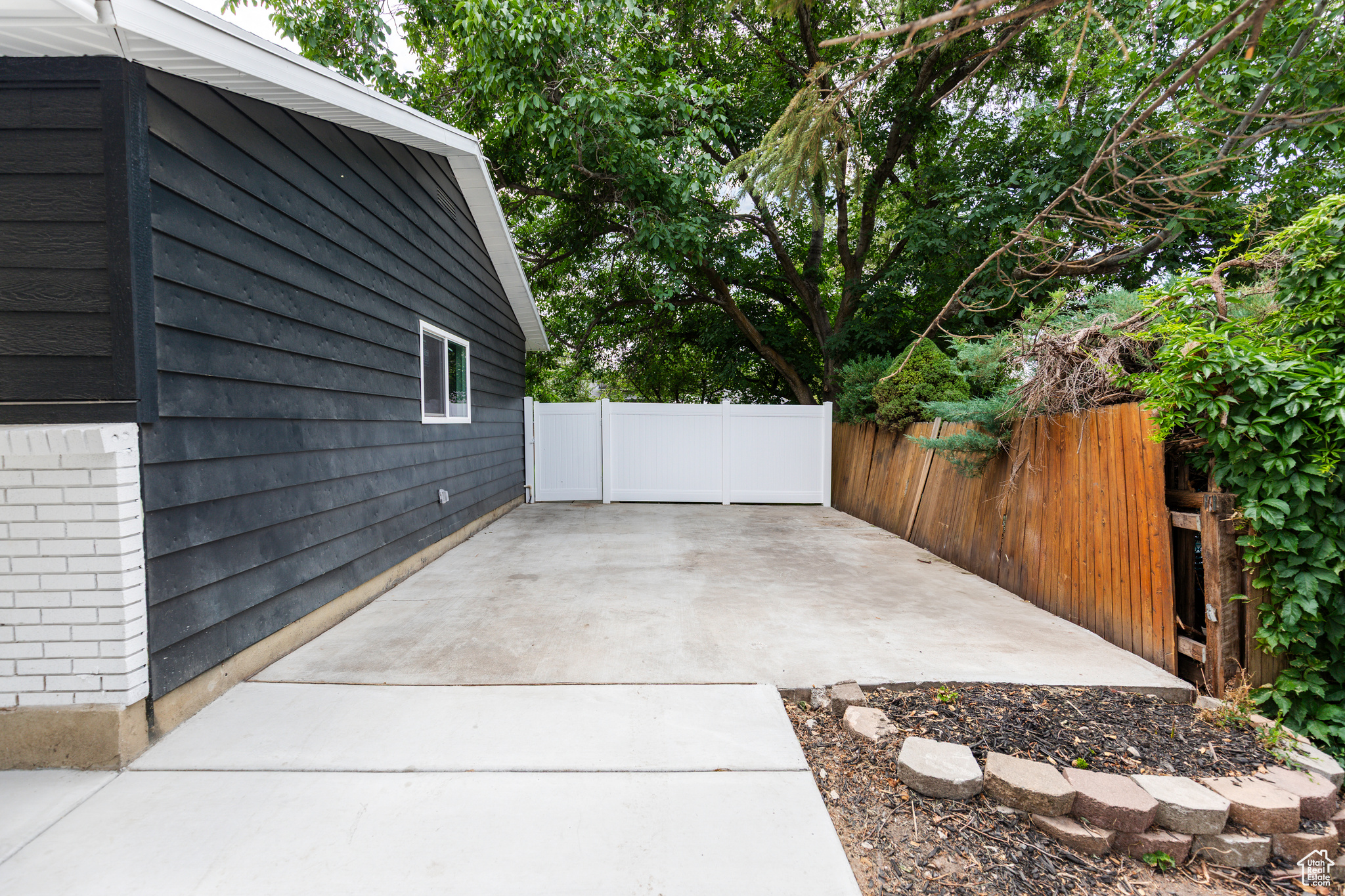 CROWN COLONY - Residential