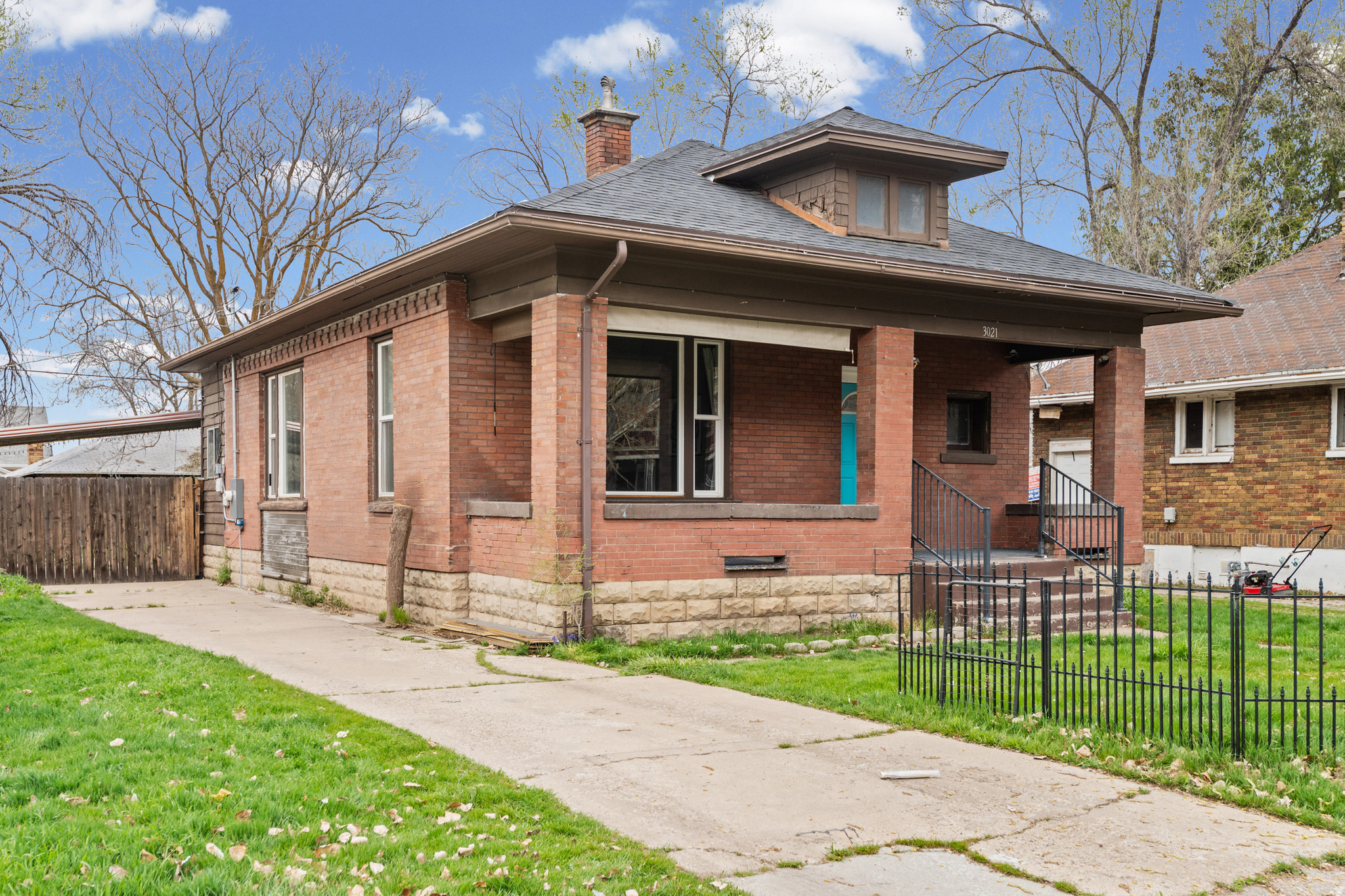 Main image without alt text