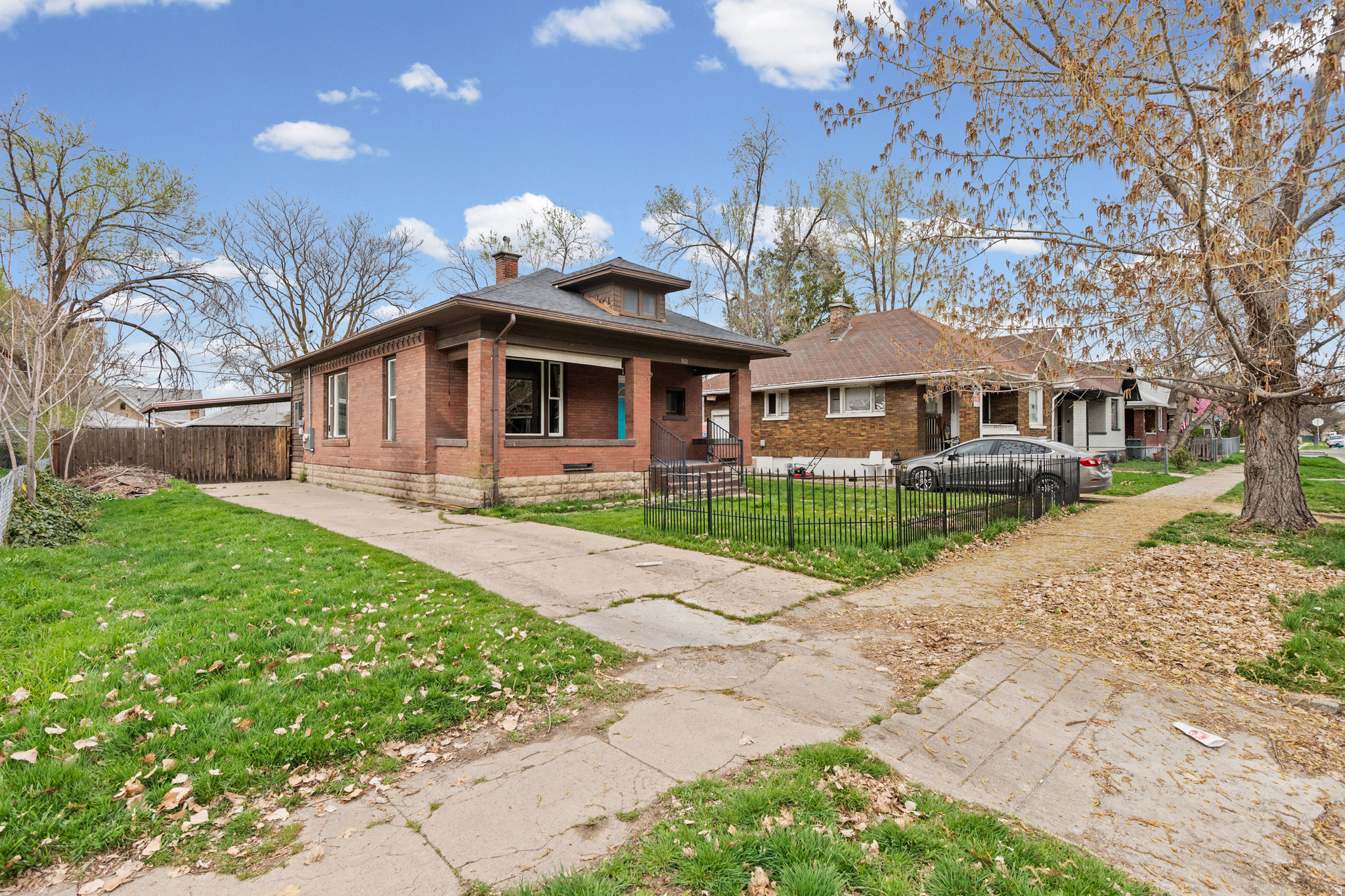 Main image without alt text