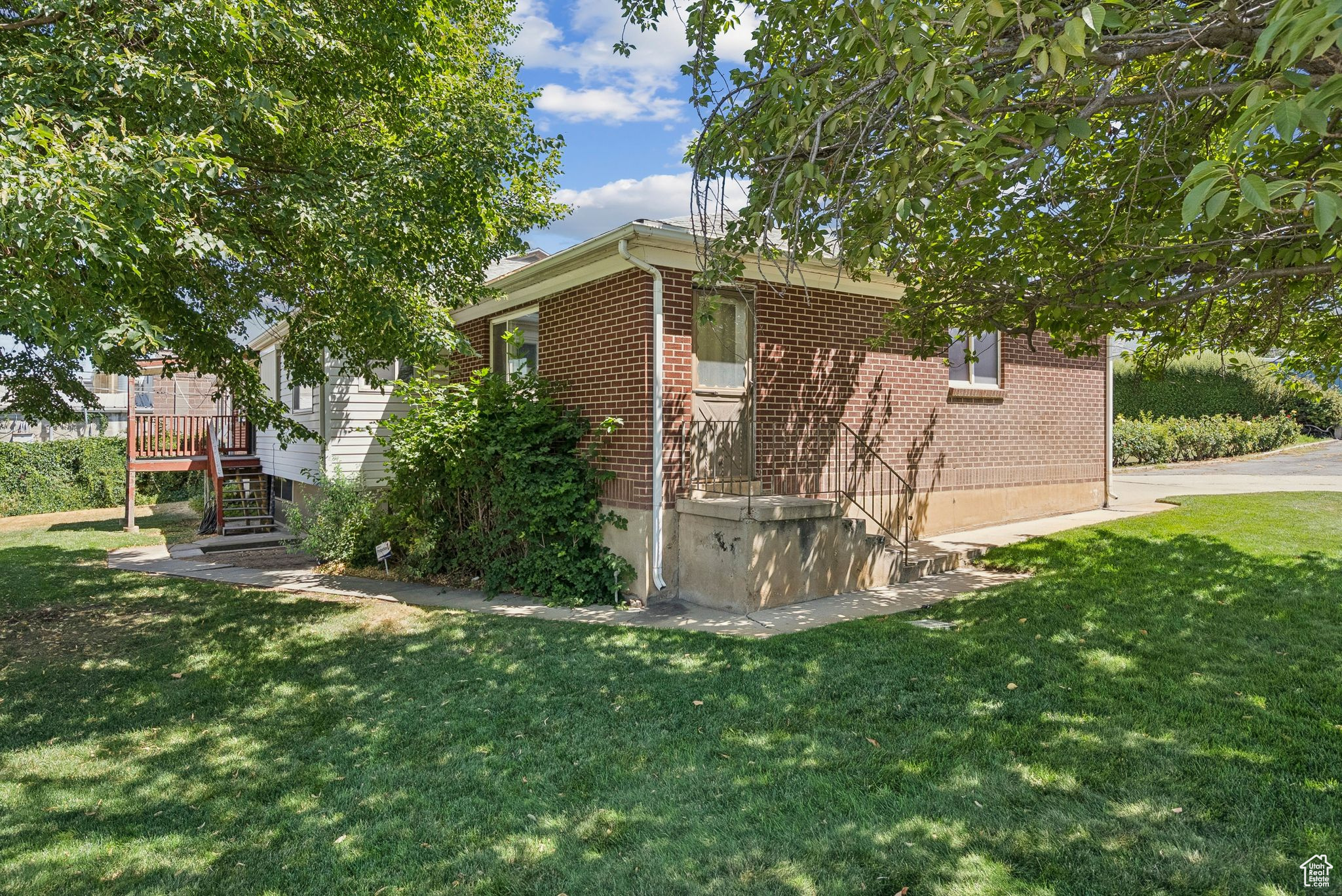 Main image without alt text