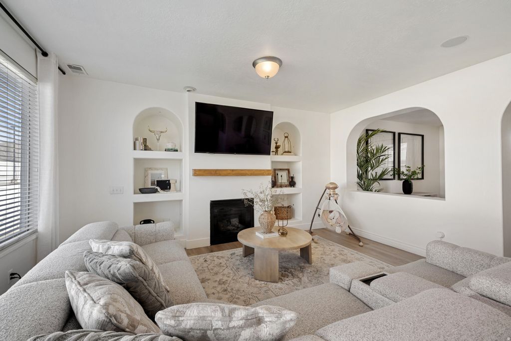 Photo of 824 W SOUTHHAMPTON DR N, North Salt Lake, UT 84054 (MLS # 2147534)