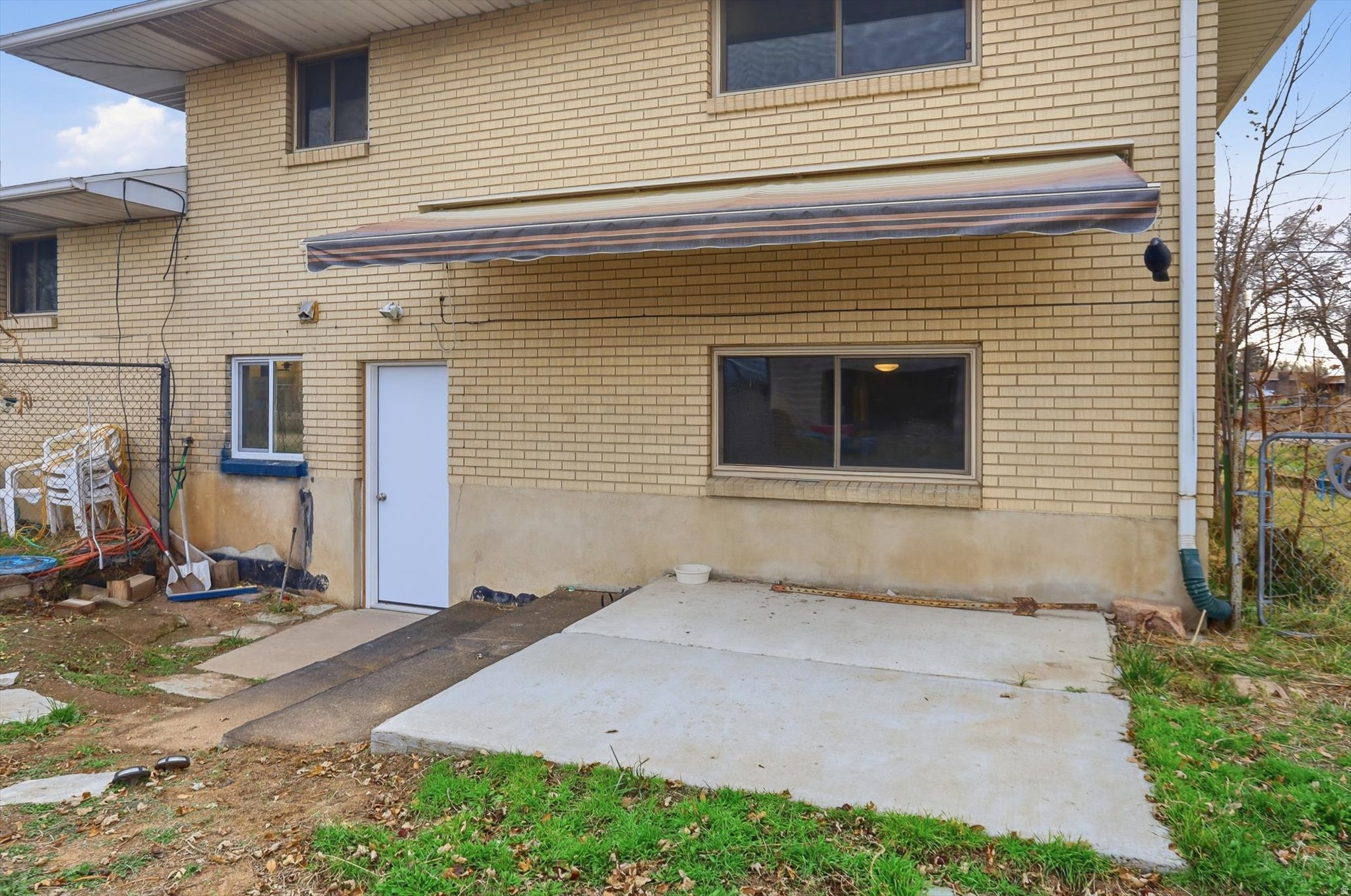 Main image without alt text