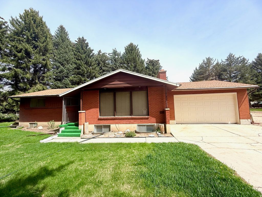 Photo of 916 S 6800 E, Huntsville, UT 84317 (MLS # 2152884)