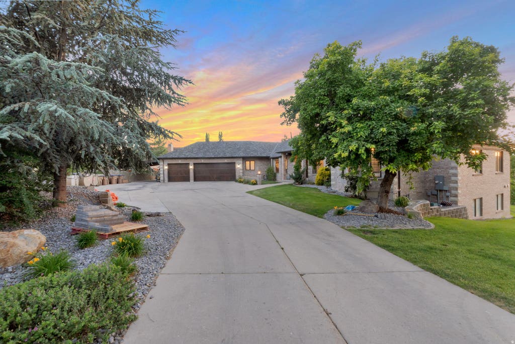 Photo of 12244 S 2000 E, Draper, UT 84020 (MLS # 2165245)