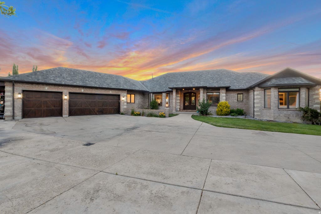 Photo of 12244 S 2000 E, Draper, UT 84020 (MLS # 2165245)