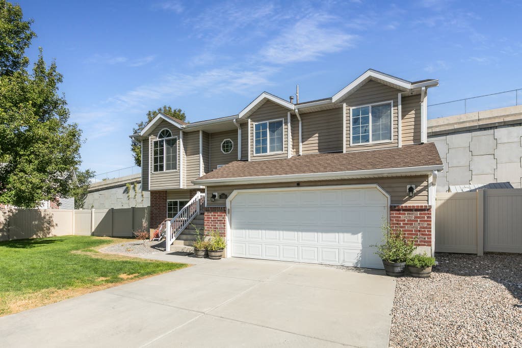 Photo of 786 N 625 W, Clearfield, UT 84015 (MLS # 2180423)