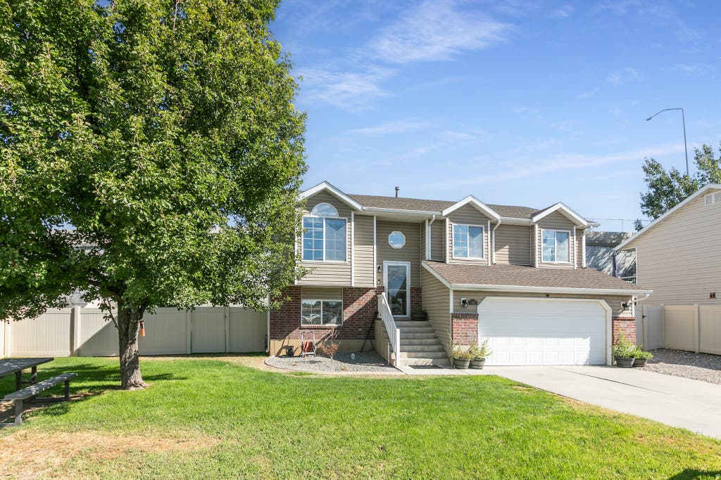 Photo of 786 N 625 W, Clearfield, UT 84015 (MLS # 2180423)