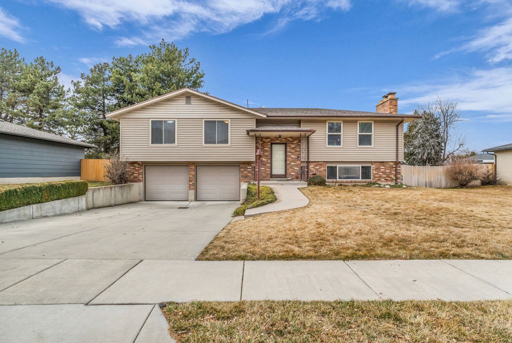 Photo of 6264 S STEEPLE CHASE LN, Murray, UT 84121 (MLS # 2136656)