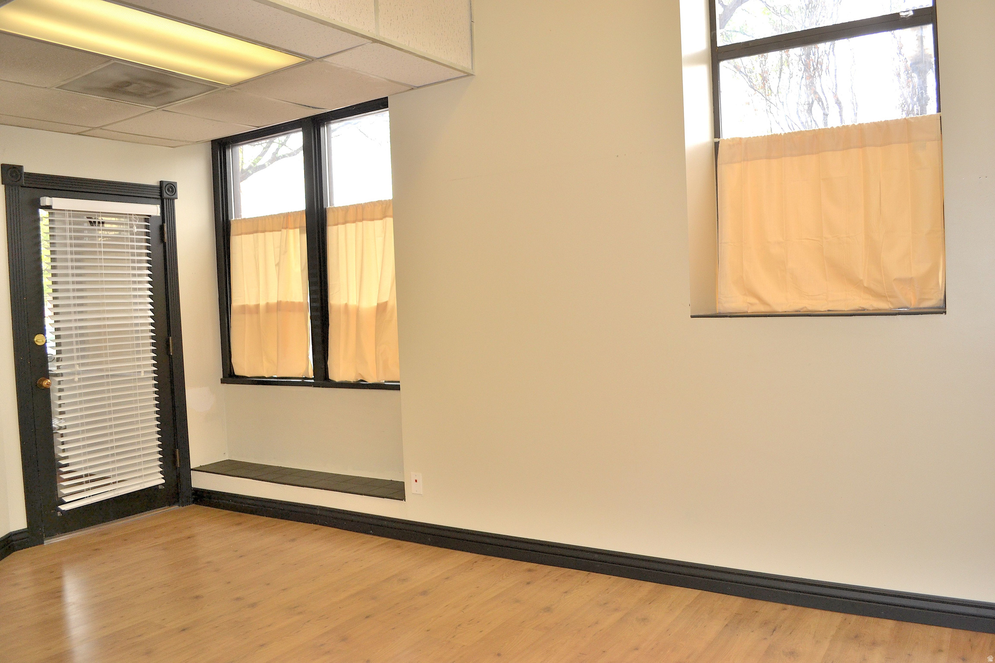 CRESTON PLAZA - Commercial Lease