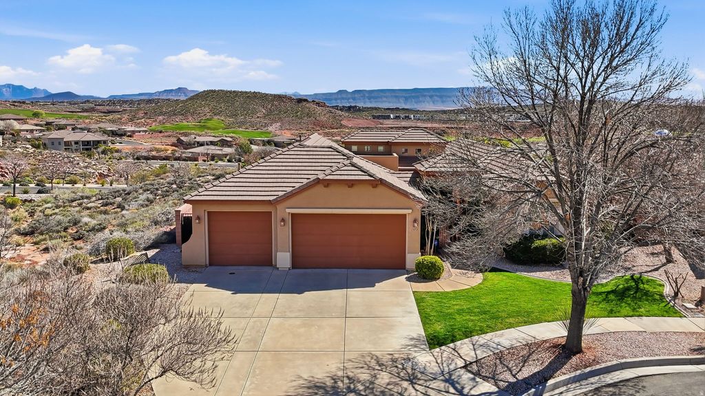 Photo of 1672 N RANCH VIEW DR, Washington, UT 84780 (MLS # 2142107)