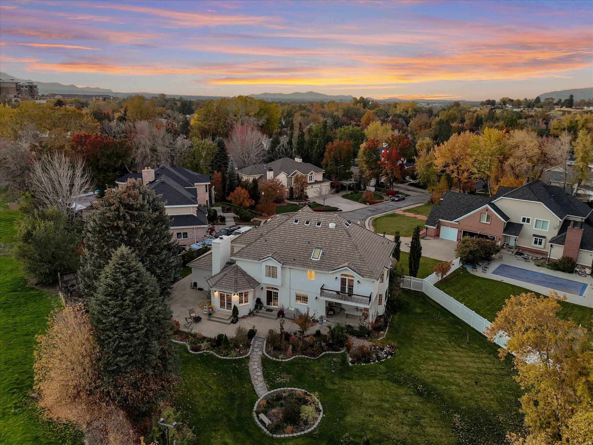 ESTHERS COVE - Residential