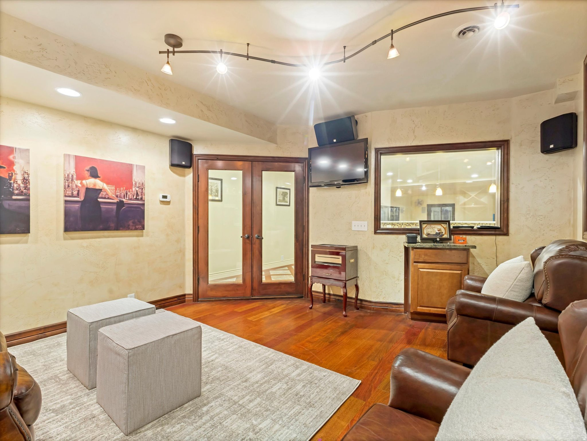 ESTHERS COVE - Residential