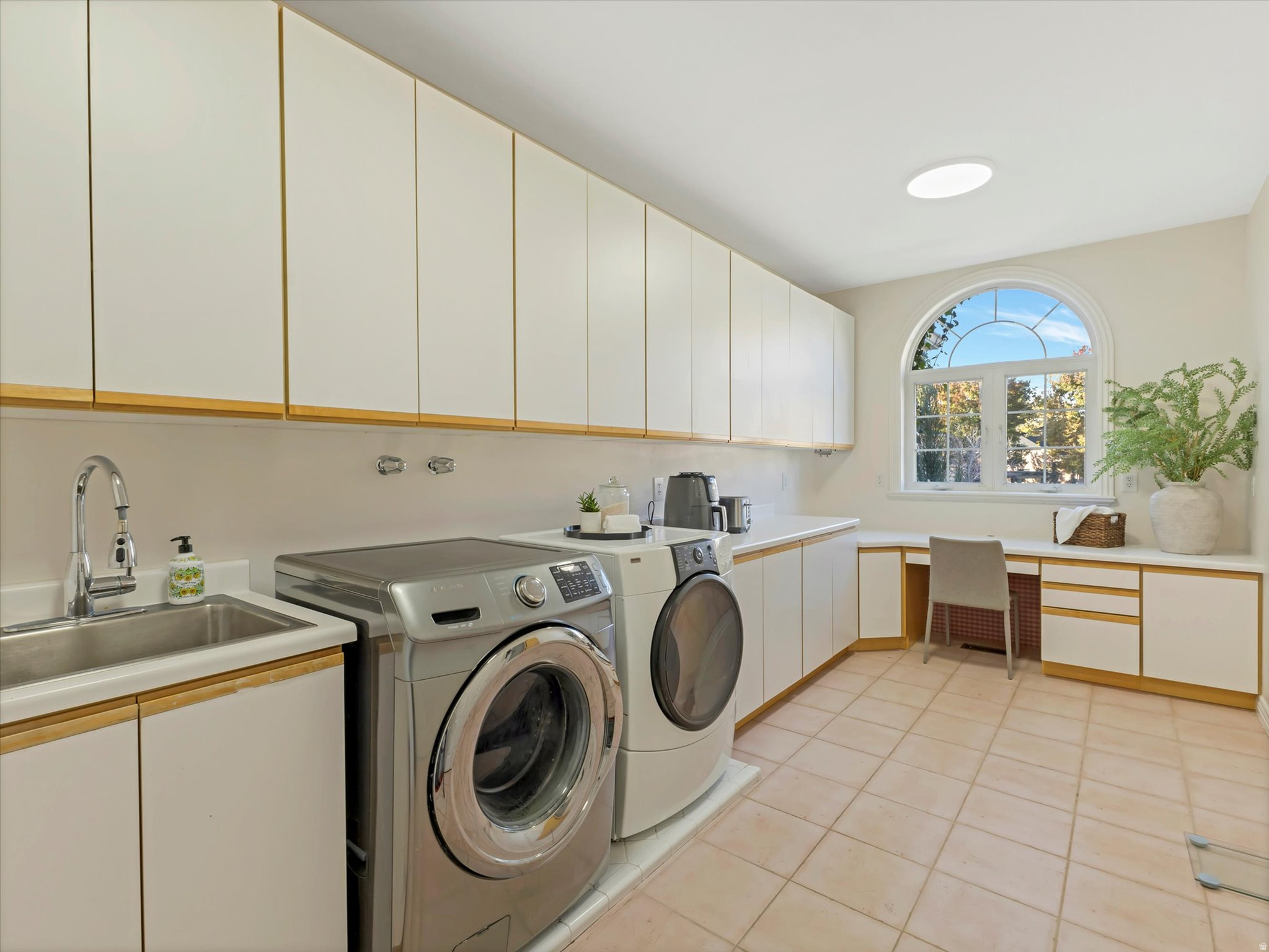 ESTHERS COVE - Residential