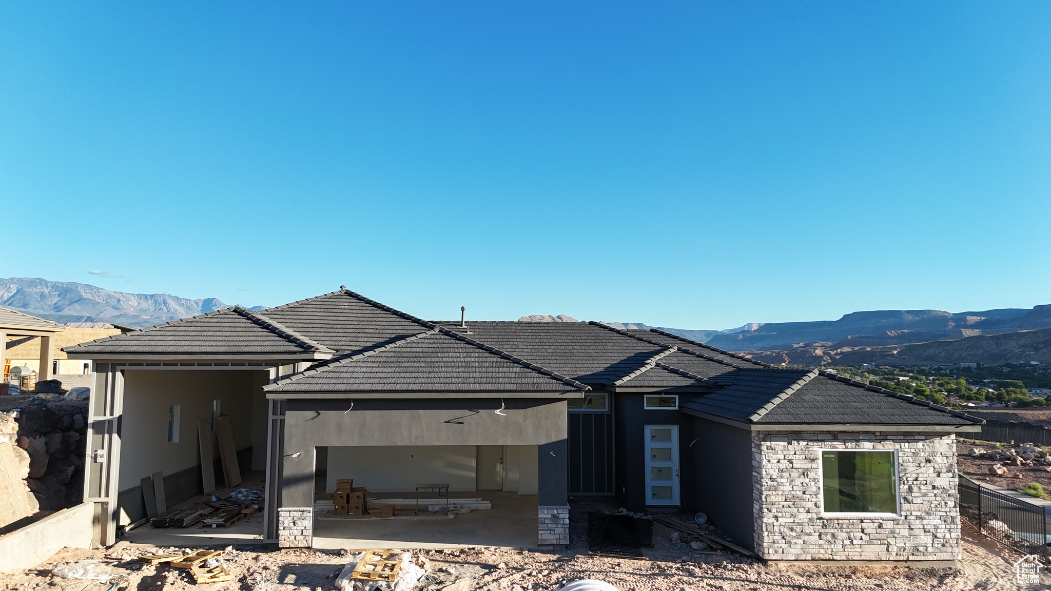 FALCON RIDGE - Residential
