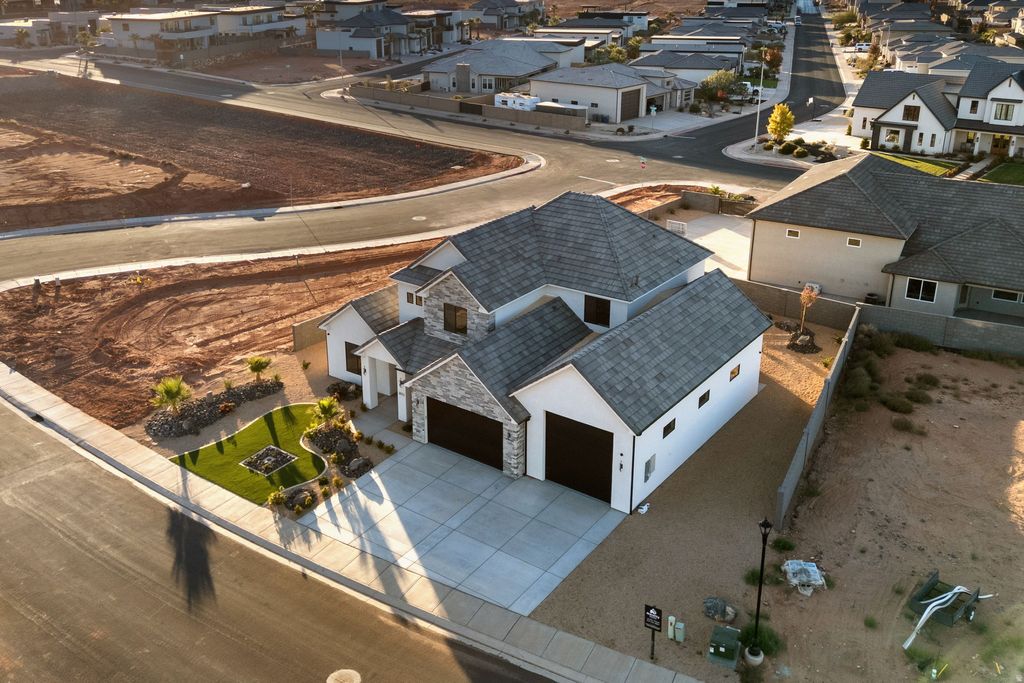 Photo of 2022 S BLOSSOM WAY, Hurricane, UT 84737 (MLS # 2127585)