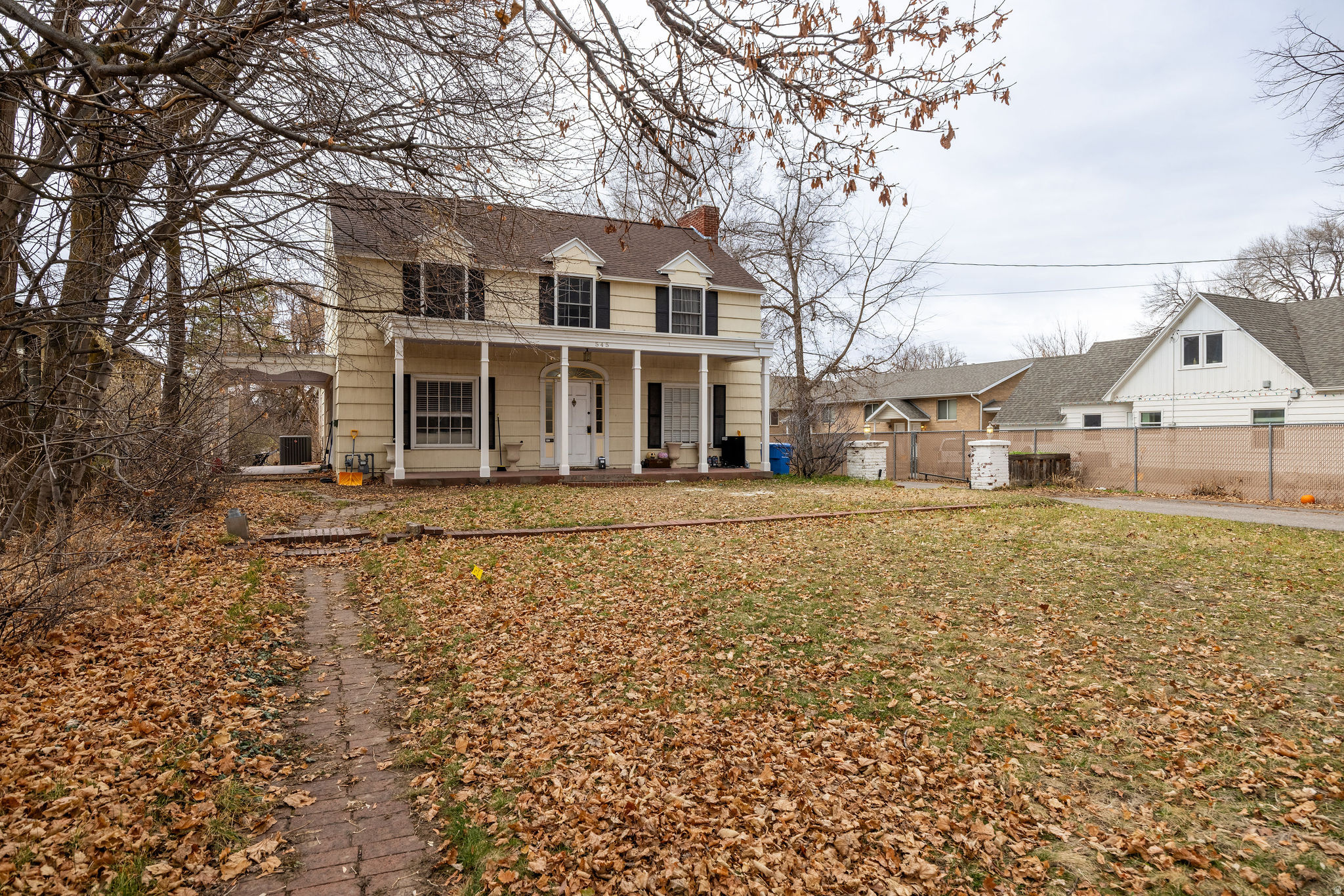 Main image without alt text