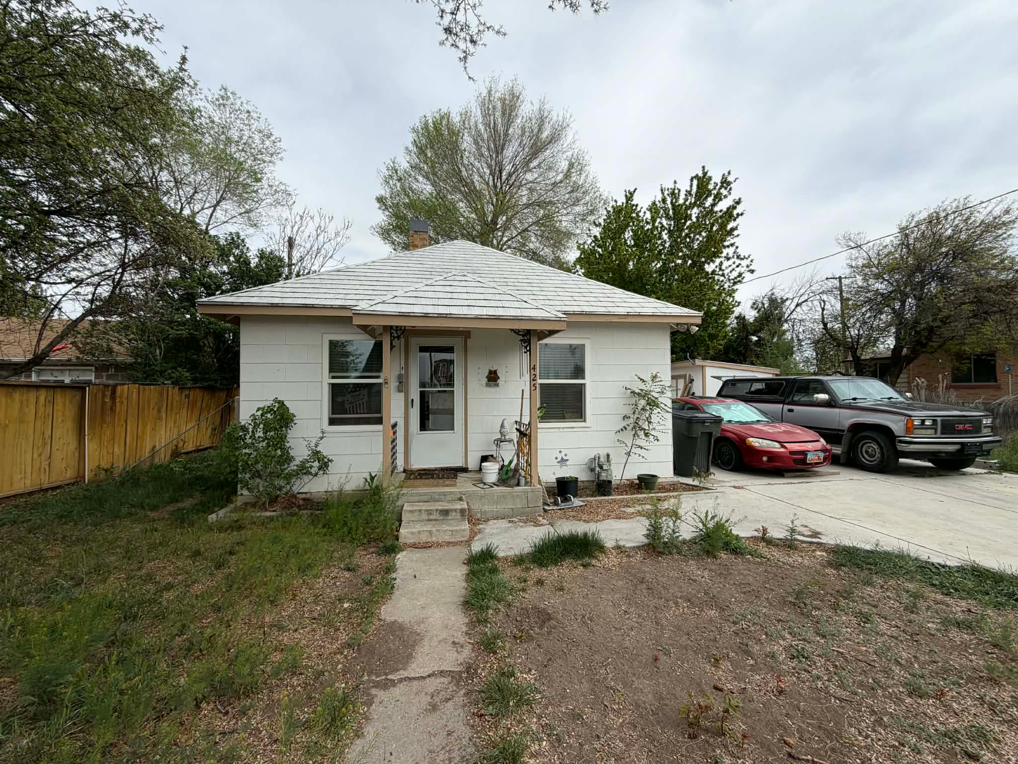 Main image without alt text