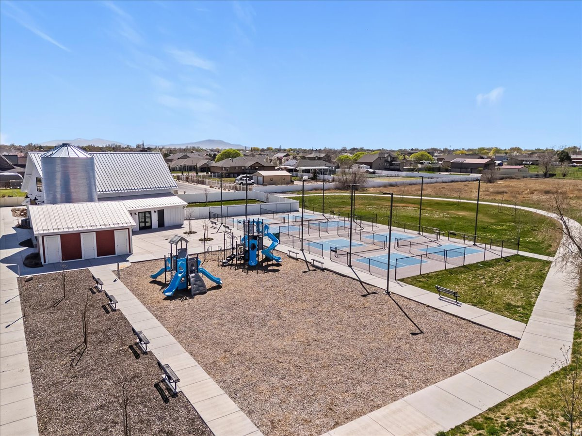 COURTYARD AT GREEN - Residential