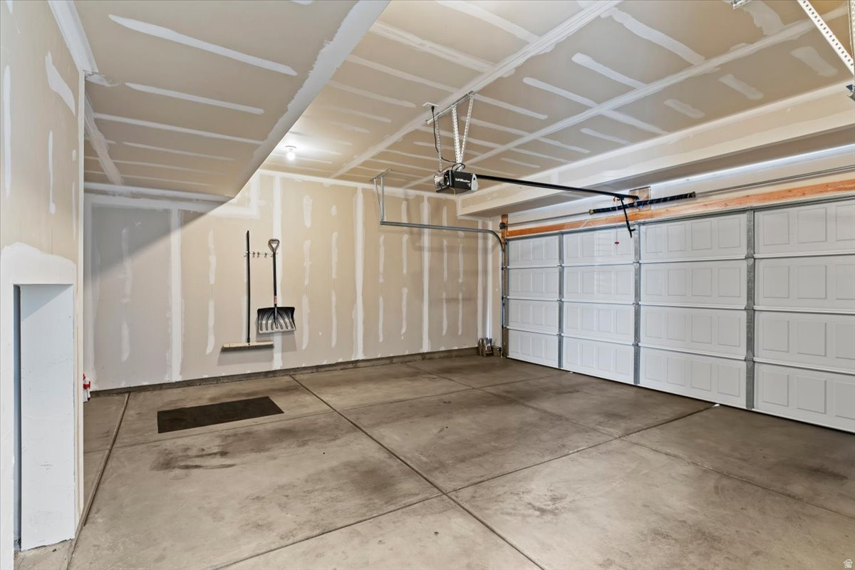 COURTYARD AT GREEN - Residential