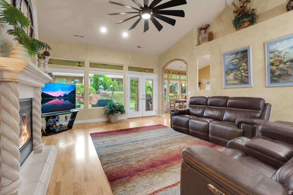 LAS ENTRADAS AT GREEN SPRING - Residential