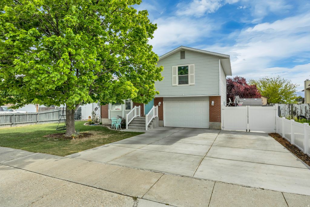 Photo of 6621 S CYCLAMEN DR W, West Jordan, UT 84084 (MLS # 2152585)