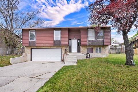 Photo of 721 W 600 N, Clearfield, UT 84015 (MLS # 2152640)