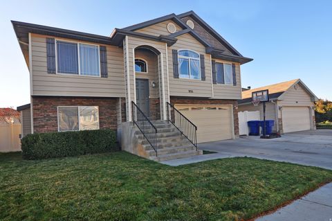 Photo of 935 LONGLEAF DR, North Salt Lake, UT 84054 (MLS # 2120893)