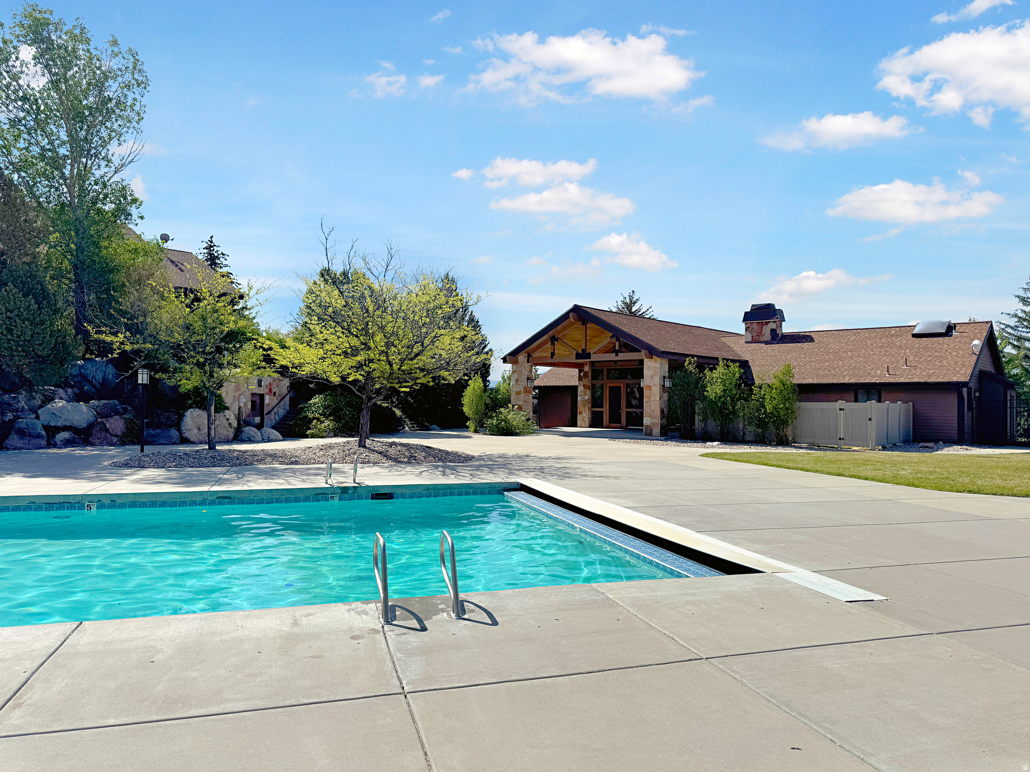THE WOLF LOODGE COND - Residential