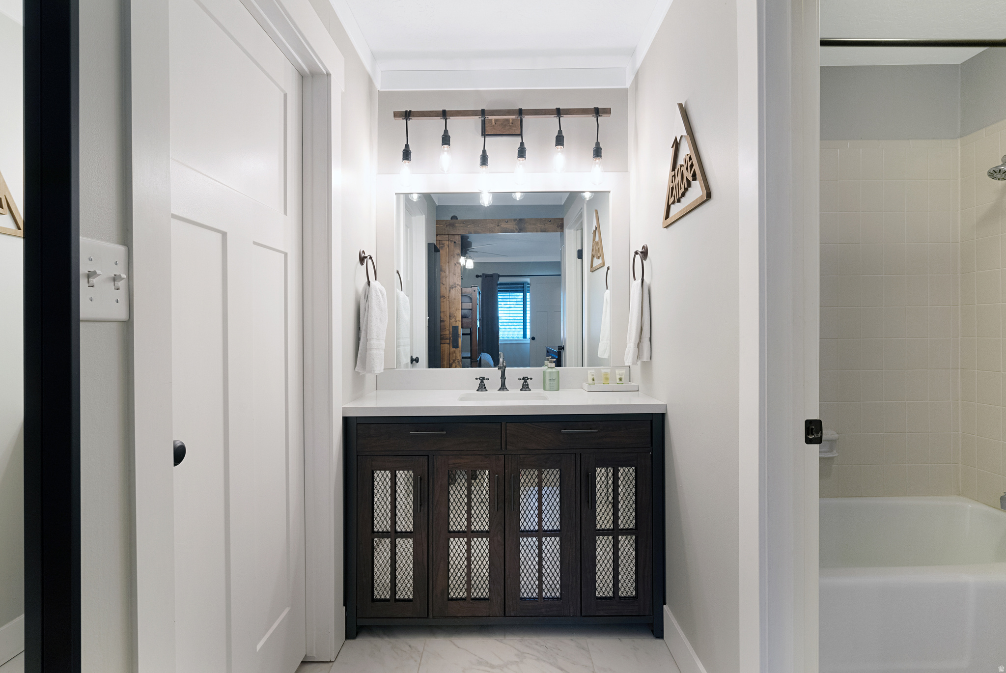 THE WOLF LOODGE COND - Residential