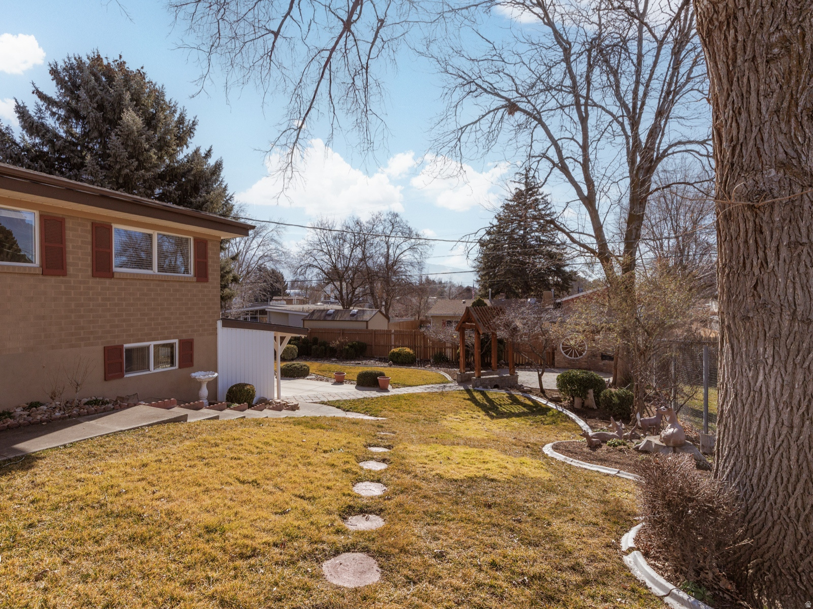 CRESTWOOD - Residential