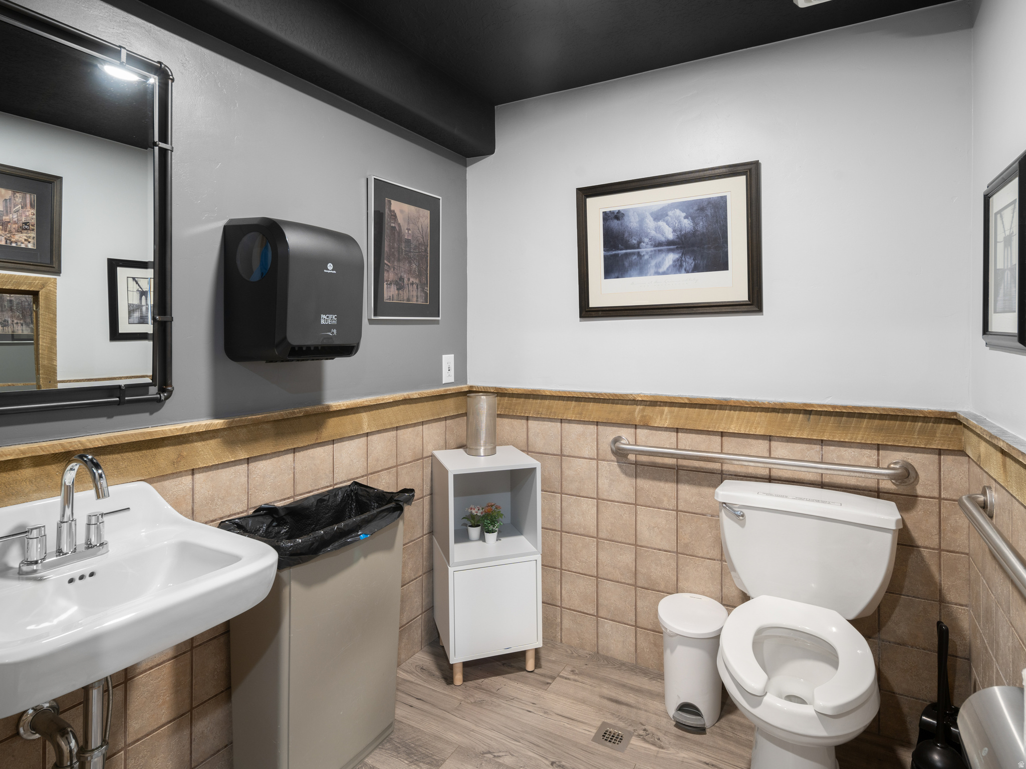 Main image without alt text