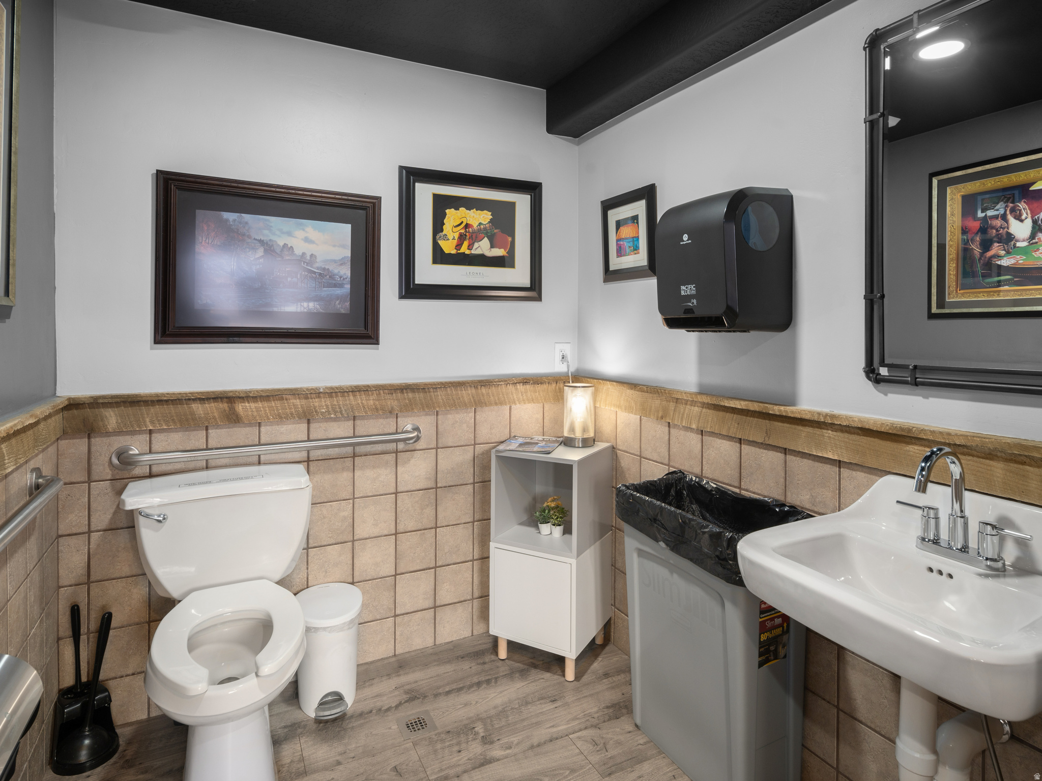 Main image without alt text