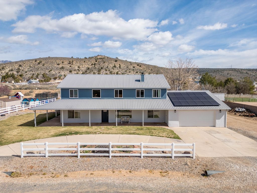 Photo of 7998 N SAPPHIRE DR, Saint George, UT 84770 (MLS # 2142799)