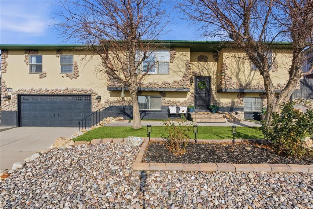 Photo of 794 W SPANISH OAK WAY S, Murray, UT 84123 (MLS # 2128726)
